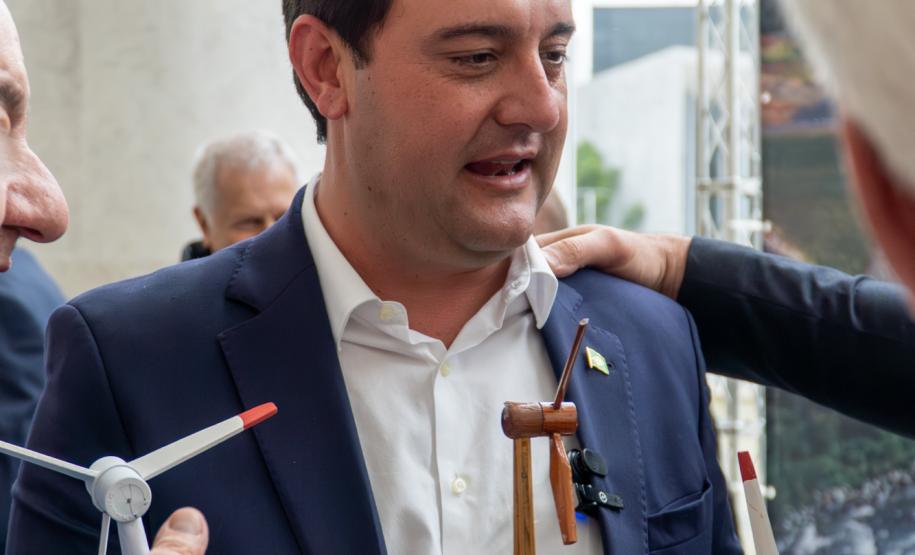 O governador Carlos Massa Ratinho Junior recebeu nesta terça-feira (7), no Palácio Iguaçu, em Curitiba, representantes da Vento Sul Energia para a entrega da Licença de Instalação (LI) do Complexo Eólico Palmas II, localizado no município de Palmas, no Sudoeste do Estado.