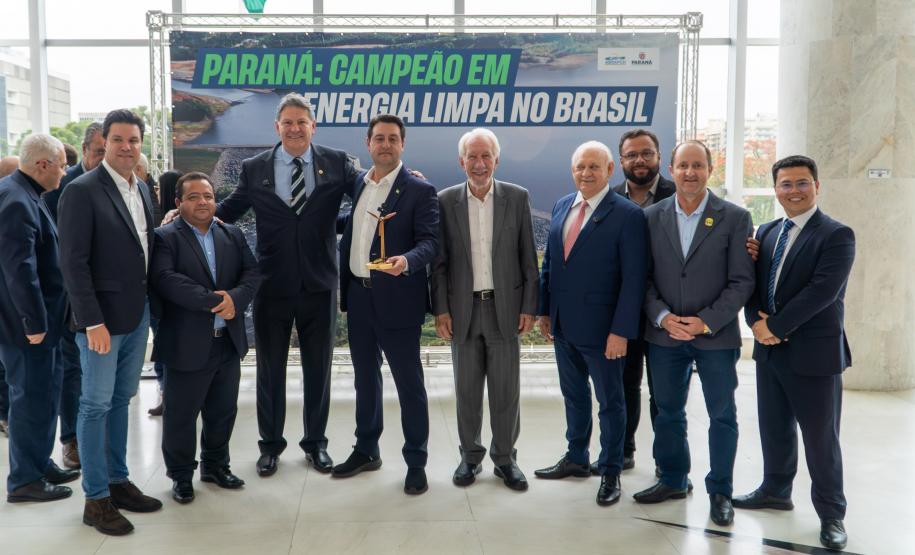 O governador Carlos Massa Ratinho Junior recebeu nesta terça-feira (7), no Palácio Iguaçu, em Curitiba, representantes da Vento Sul Energia para a entrega da Licença de Instalação (LI) do Complexo Eólico Palmas II, localizado no município de Palmas, no Sudoeste do Estado.