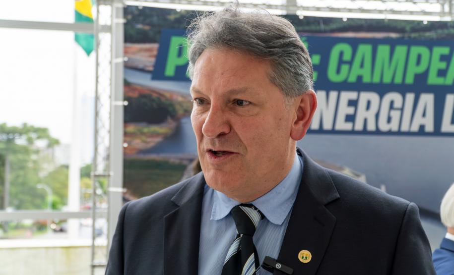 O governador Carlos Massa Ratinho Junior recebeu nesta terça-feira (7), no Palácio Iguaçu, em Curitiba, representantes da Vento Sul Energia para a entrega da Licença de Instalação (LI) do Complexo Eólico Palmas II, localizado no município de Palmas, no Sudoeste do Estado.