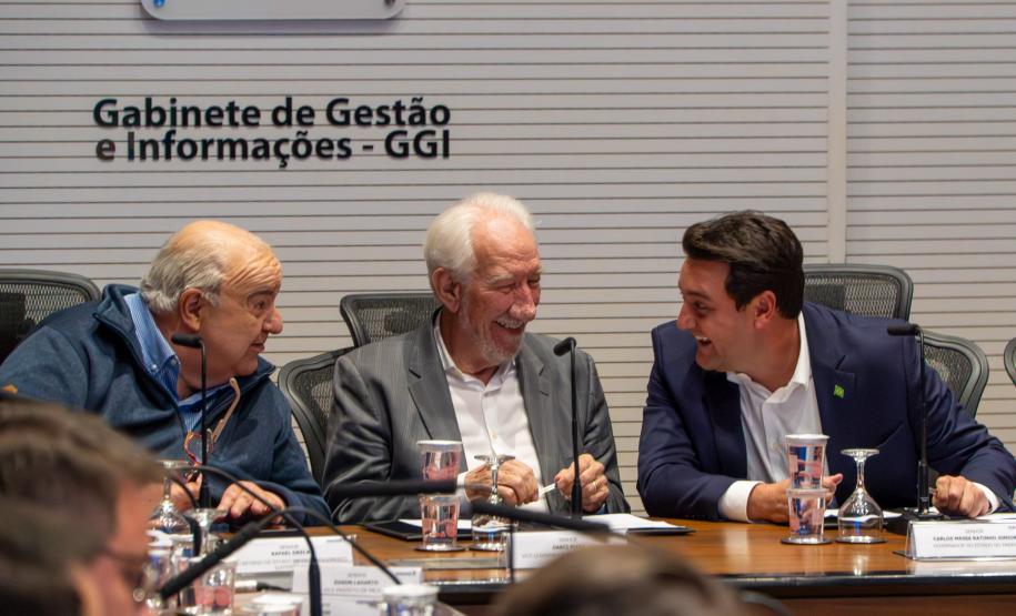 O governador Carlos Massa Ratinho Junior recebeu nesta terça-feira (7), no Palácio Iguaçu, em Curitiba, representantes da Vento Sul Energia para a entrega da Licença de Instalação (LI) do Complexo Eólico Palmas II, localizado no município de Palmas, no Sudoeste do Estado.