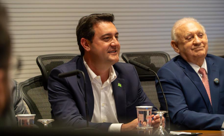 O governador Carlos Massa Ratinho Junior recebeu nesta terça-feira (7), no Palácio Iguaçu, em Curitiba, representantes da Vento Sul Energia para a entrega da Licença de Instalação (LI) do Complexo Eólico Palmas II, localizado no município de Palmas, no Sudoeste do Estado.
