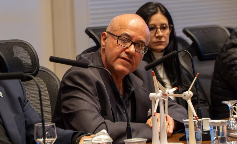 O governador Carlos Massa Ratinho Junior recebeu nesta terça-feira (7), no Palácio Iguaçu, em Curitiba, representantes da Vento Sul Energia para a entrega da Licença de Instalação (LI) do Complexo Eólico Palmas II, localizado no município de Palmas, no Sudoeste do Estado.