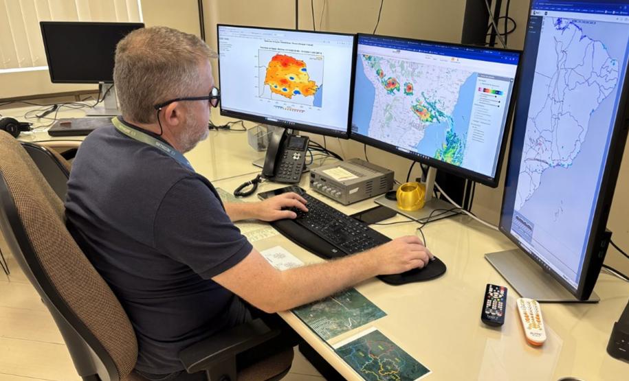 Dia do Meteorologista: saiba como profissionais do Simepar fazem a previsão do tempo