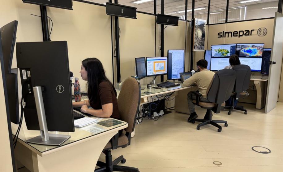 Dia do Meteorologista: saiba como profissionais do Simepar fazem a previsão do tempo