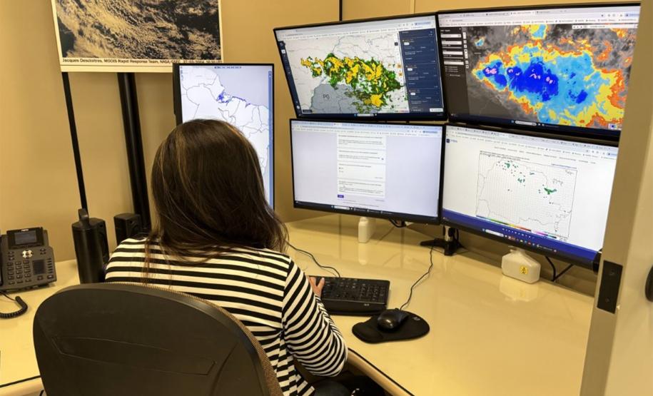 Dia do Meteorologista: saiba como profissionais do Simepar fazem a previsão do tempo