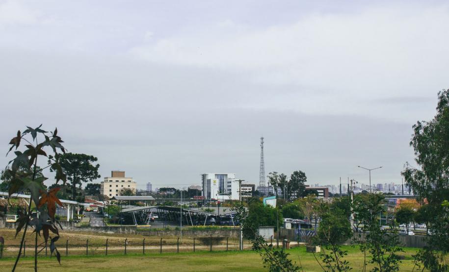Frente fria e sistema de baixa pressão deixam a semana chuvosa no Paraná