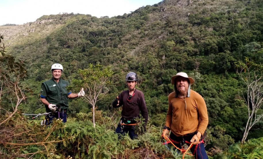 Para garantir a segurança dos quase 1,6 mil voluntários que ajudam na conservação ambiental do Paraná, o Instituto Água e Terra disponibiliza desde 2020 um seguro de vida para todas as pessoas cadastradas nas diferentes frentes de atuação