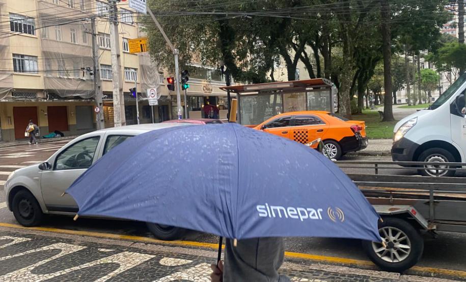 Frente fria e sistema de baixa pressão deixam a semana chuvosa no Paraná