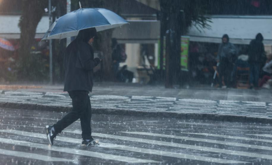 Tornados, supercélulas ou microexplosões: Simepar explica fenômenos na primavera