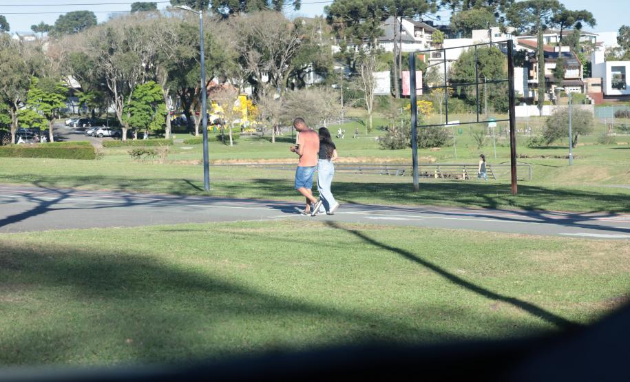 Após frente fria com chuva e ventos de 80km/h, semana vai terminar com sol no Paraná