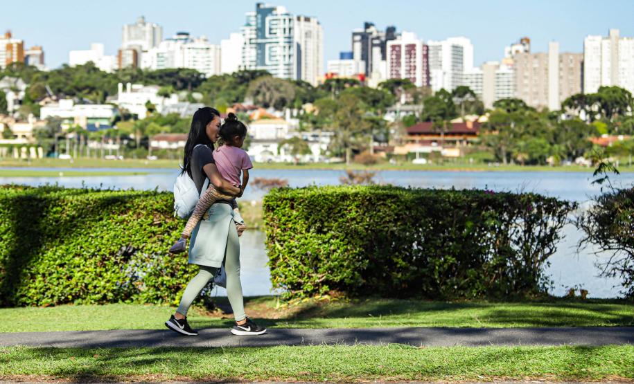 Após frente fria com chuva e ventos de 80km/h, semana vai terminar com sol no Paraná