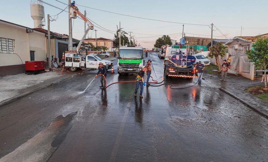 Caminhões hidrojatos ajudam na limpeza de Rio Bonito do Iguaçu