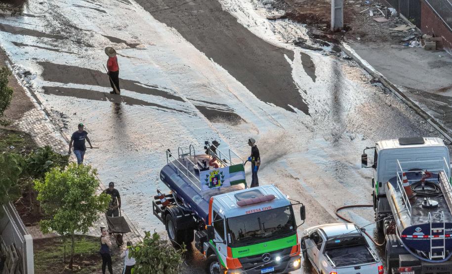 Caminhões hidrojatos ajudam na limpeza de Rio Bonito do Iguaçu