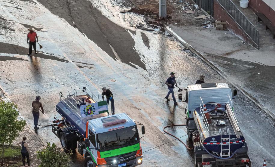 Caminhões hidrojatos ajudam na limpeza de Rio Bonito do Iguaçu