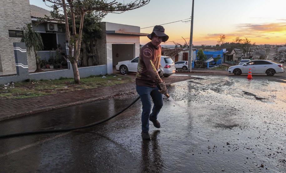 Caminhões hidrojatos ajudam na limpeza de Rio Bonito do Iguaçu