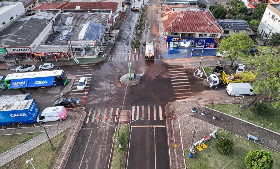 Caminhões hidrojatos ajudam na limpeza de Rio Bonito do Iguaçu
