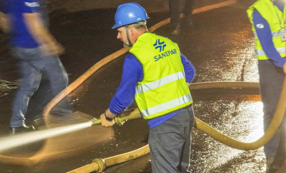 Caminhões hidrojatos ajudam na limpeza de Rio Bonito do Iguaçu