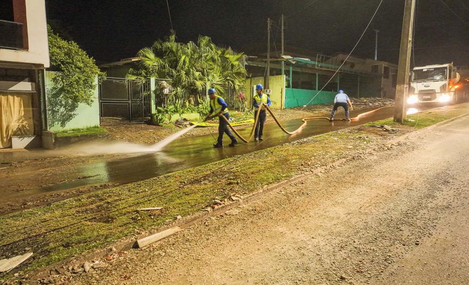 Caminhões hidrojatos ajudam na limpeza de Rio Bonito do Iguaçu