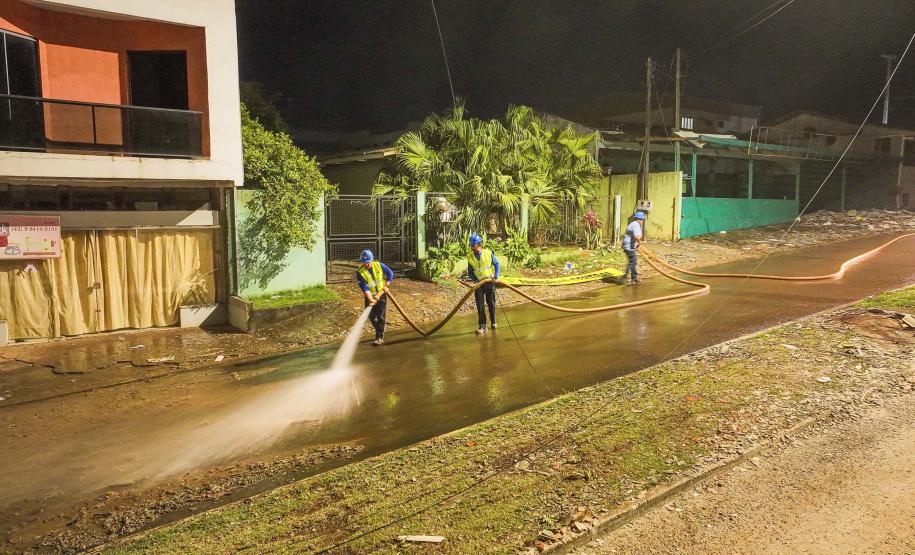 Caminhões hidrojatos ajudam na limpeza de Rio Bonito do Iguaçu