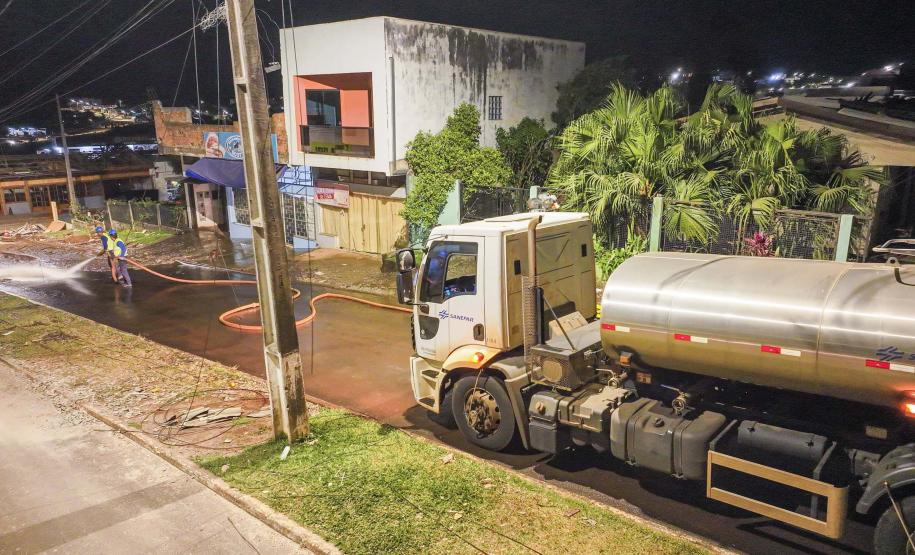 Caminhões hidrojatos ajudam na limpeza de Rio Bonito do Iguaçu