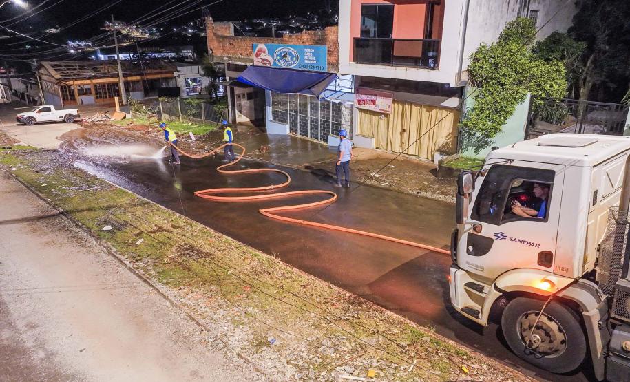 Caminhões hidrojatos ajudam na limpeza de Rio Bonito do Iguaçu