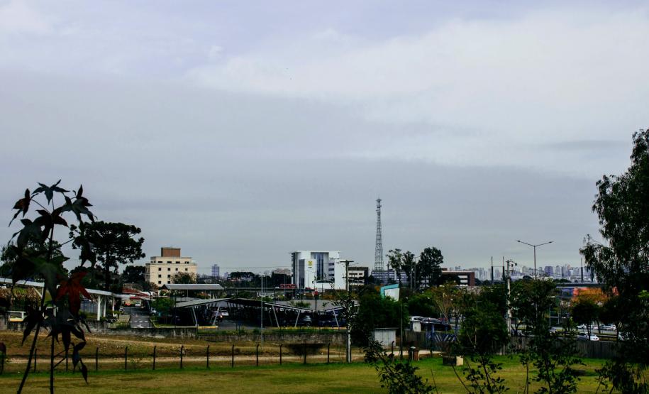 Após frente fria com chuva e ventos de 80km/h, semana vai terminar com sol no Paraná