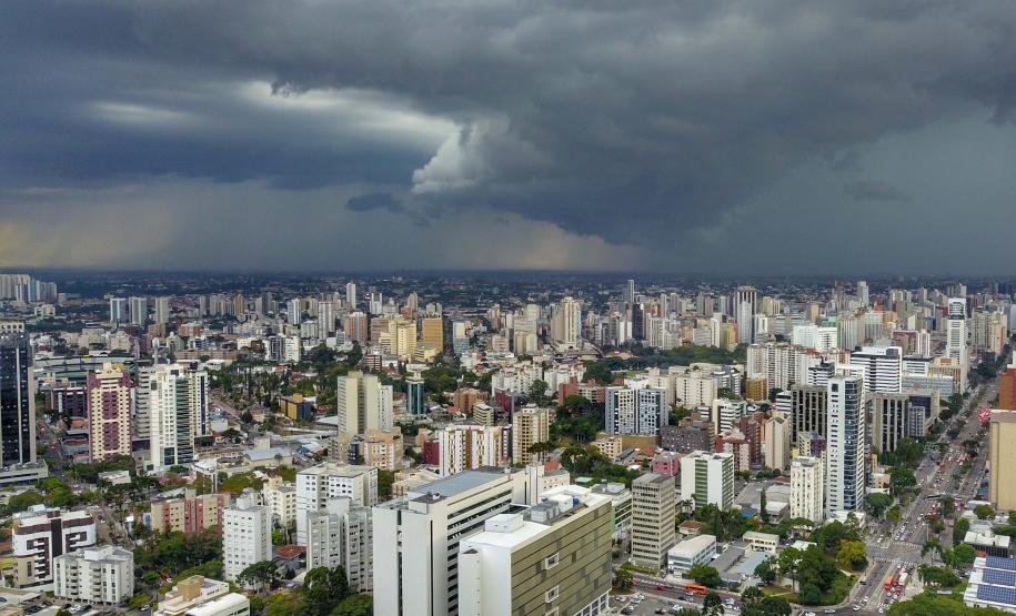Chuva volumosa até terça e vento na quarta: tempo segue instável no Paraná
