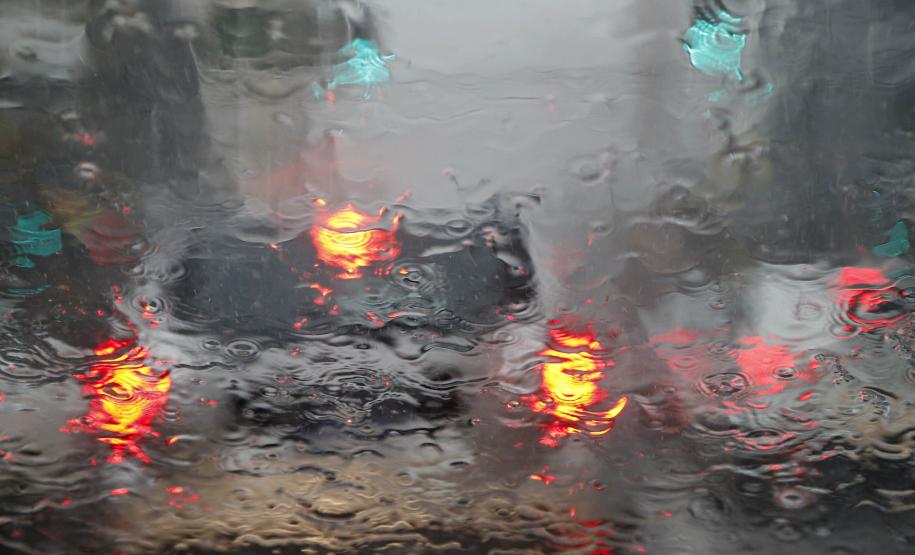 Chuva volumosa até terça e vento na quarta: tempo segue instável no Paraná