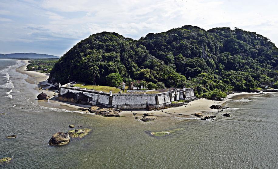 IAT proíbe entrada de materiais de construção na Ilha do Mel até o fim da temporada de verão