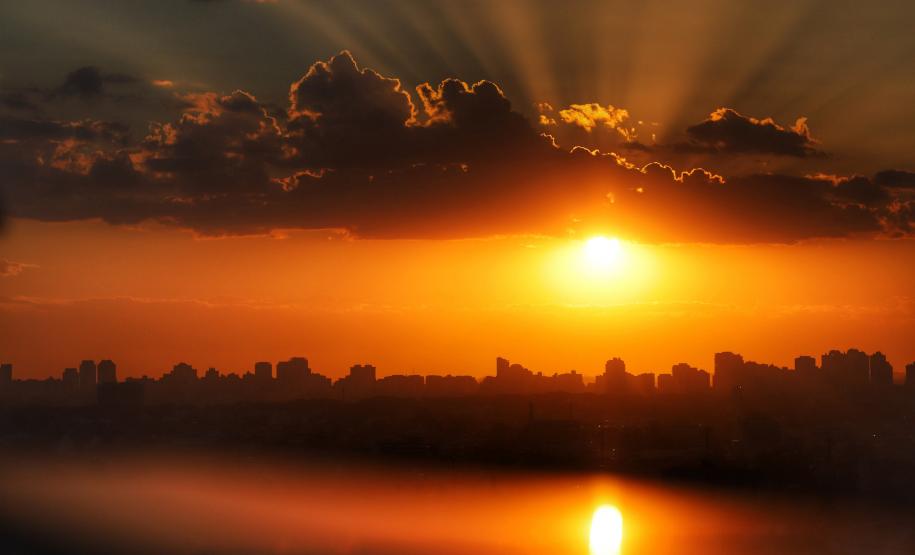 Verão começa neste domingo e terá muito calor e chuvas irregulares no Paraná