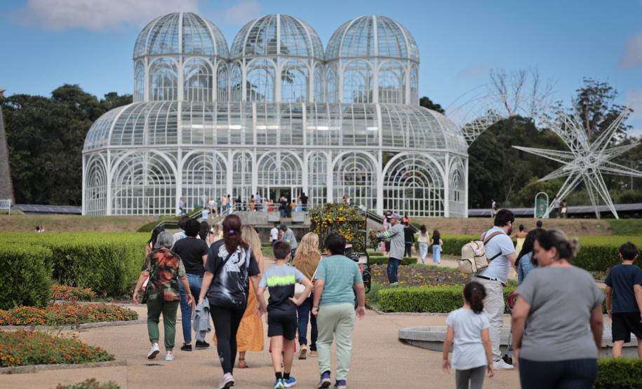 Antes de frente fria, fim de semana será de calor e chuvas isoladas no Paraná