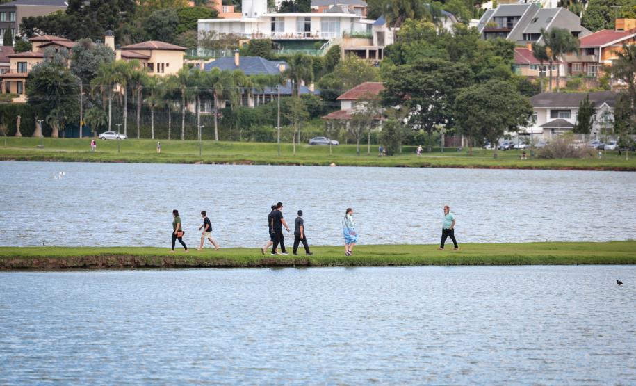 Antes de frente fria, fim de semana será de calor e chuvas isoladas no Paraná