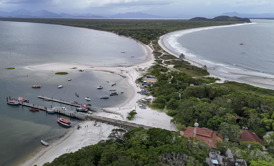Com saneamento e inovações no acesso, Ilha do Mel ganha mais turistas e já projeta o futuro