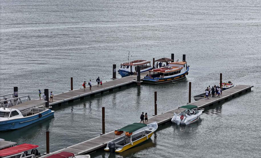Com saneamento e inovações no acesso, Ilha do Mel ganha mais turistas e já projeta o futuro