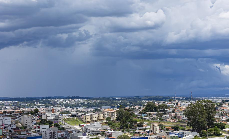 Com fim do fenômeno La Niña, fevereiro terá tempo abafado e chuvas de verão no Paraná