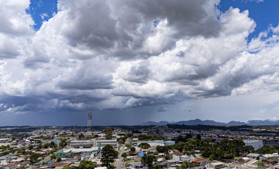 Após raios no céu, chuva diminui e temperaturas seguem na gangorra no Paraná