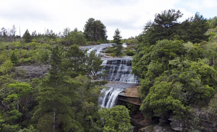 Cinco dicas de cachoeiras para curtir o Verão no Paraná próximo à natureza.