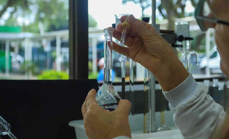 Servidores do IAT celebram a manutenção da certificação de padrão internacional pelo laboratório do órgão em Londrina.