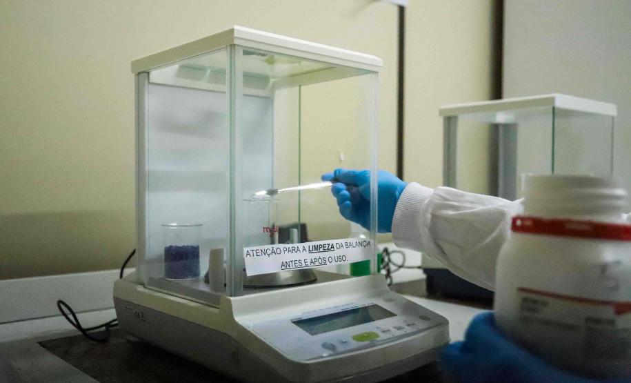 Servidores do IAT celebram a manutenção da certificação de padrão internacional pelo laboratório do órgão em Londrina.