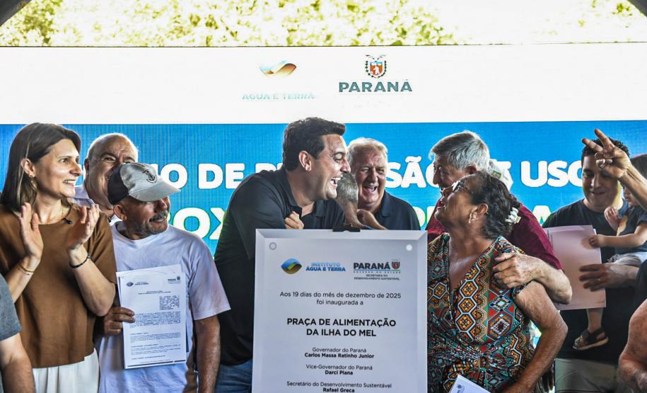 Governo entrega praça de alimentação e regularização fundiária para famílias da Ilha do Mel