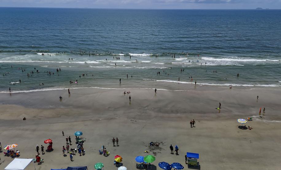 Fim de semana típico de verão: Litoral terá temperaturas acima de 30°C e chuva à tarde