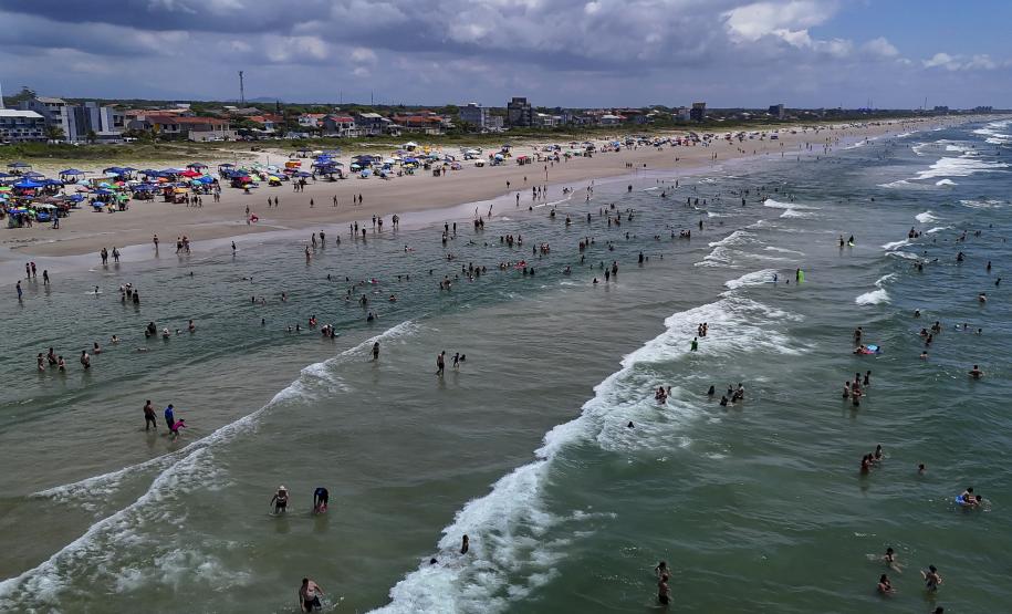 Fim de semana típico de verão: Litoral terá temperaturas acima de 30°C e chuva à tarde