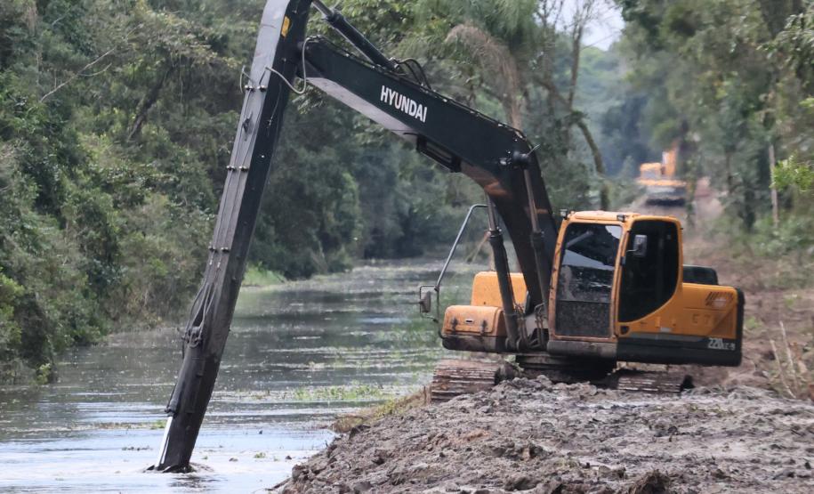 Estado começa a limpar e desassorear 45 quilômetros de canais no Litoral do Paraná