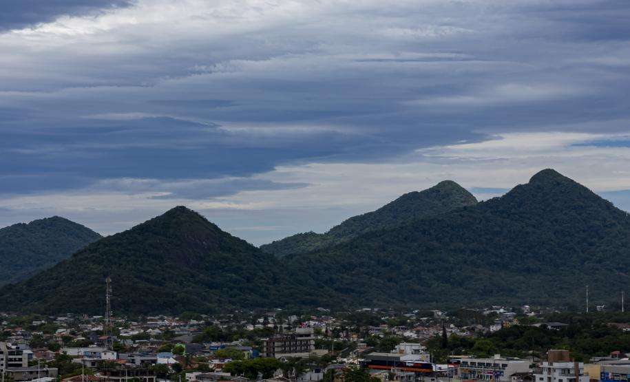 Litoral terá fim de semana de muito calor e pancadas de chuva, prevê Simepar
