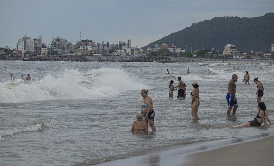 Litoral terá fim de semana de muito calor e pancadas de chuva, prevê Simepar