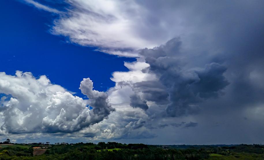 Após raios no céu, chuva diminui e temperaturas seguem na gangorra no Paraná