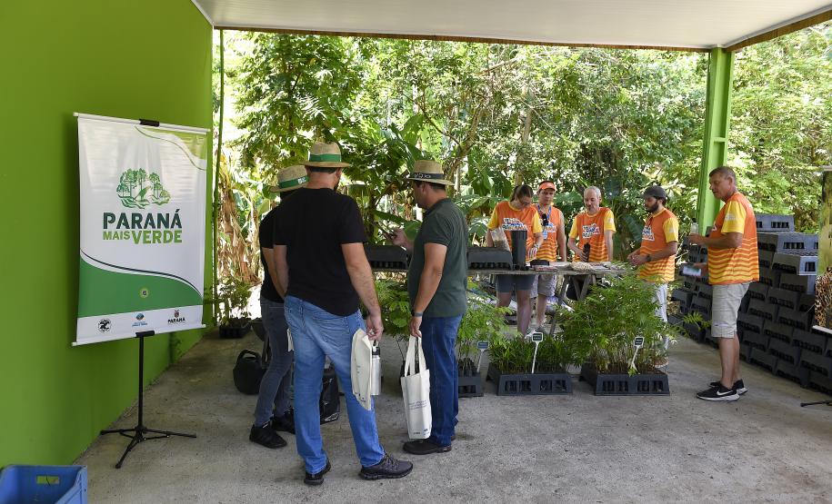 “Um dia no viveiro” mobiliza comunidade litorânea para a educação ambiental