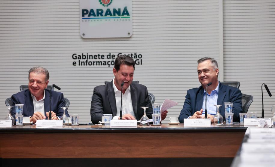 O Governo do Estado, o Ministério Público do Paraná (MPPR) e a Klabin firmaram nesta sexta-feira (27) um acordo para a ampliação do Parque Estadual do Guartelá, em Tibagi, e novos investimentos que, na soma, totalizam R$ 233 milhões em ações ambientais e sociais também em Telêmaco Borba, na região dos Campos Gerais. O pacote ainda prevê um conjunto de iniciativas estruturadas para contribuir com a conservação da biodiversidade, o fortalecimento das políticas públicas locais e a melhoria da qualidade de vid