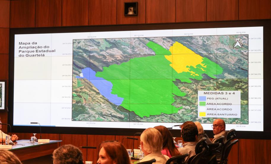 O Governo do Estado, o Ministério Público do Paraná (MPPR) e a Klabin firmaram nesta sexta-feira (27) um acordo para a ampliação do Parque Estadual do Guartelá, em Tibagi, e novos investimentos que, na soma, totalizam R$ 233 milhões em ações ambientais e sociais também em Telêmaco Borba, na região dos Campos Gerais. O pacote ainda prevê um conjunto de iniciativas estruturadas para contribuir com a conservação da biodiversidade, o fortalecimento das políticas públicas locais e a melhoria da qualidade de vid