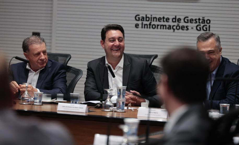 O Governo do Estado, o Ministério Público do Paraná (MPPR) e a Klabin firmaram nesta sexta-feira (27) um acordo para a ampliação do Parque Estadual do Guartelá, em Tibagi, e novos investimentos que, na soma, totalizam R$ 233 milhões em ações ambientais e sociais também em Telêmaco Borba, na região dos Campos Gerais. O pacote ainda prevê um conjunto de iniciativas estruturadas para contribuir com a conservação da biodiversidade, o fortalecimento das políticas públicas locais e a melhoria da qualidade de vid